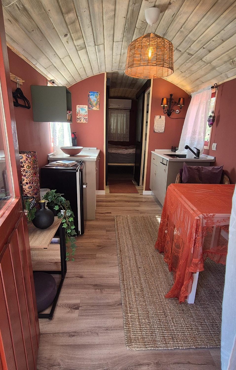 Kitchen or kitchenette, Dining area, oven
