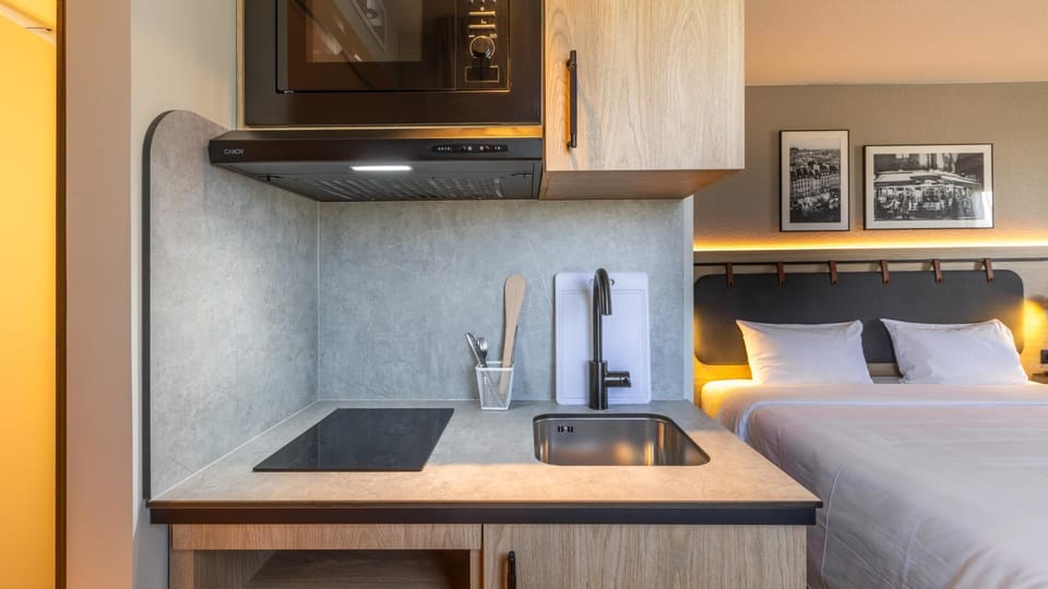 Bed, Kitchen or kitchenette, Photo of the whole room, Bedroom
