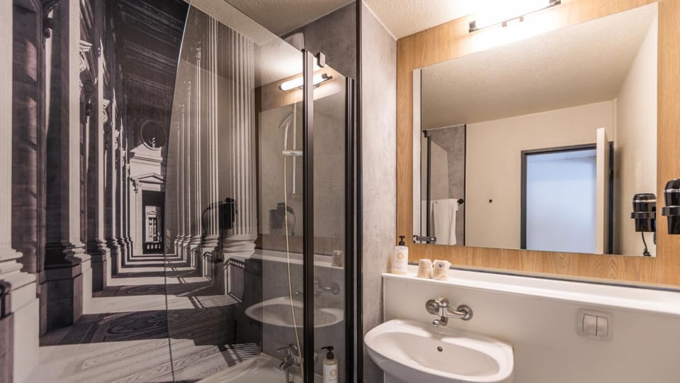 Shower, Toilet, Bathroom, Bath