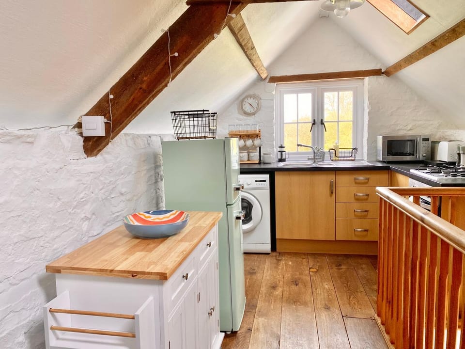 Coffee/tea facilities, Kitchen or kitchenette, oven, stove, toaster, washing machine