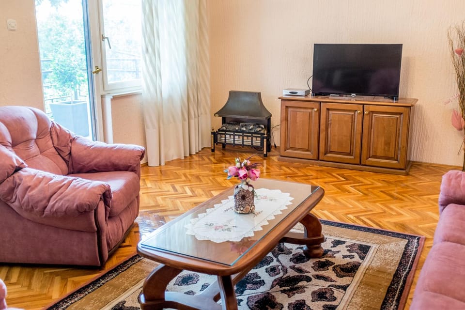 Communal lounge/ TV room, Living room, Seating area