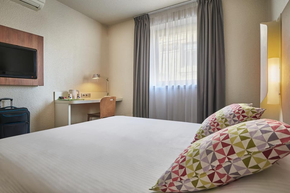 Bed, TV and multimedia, Photo of the whole room, Bedroom, hair dresser, air conditioner