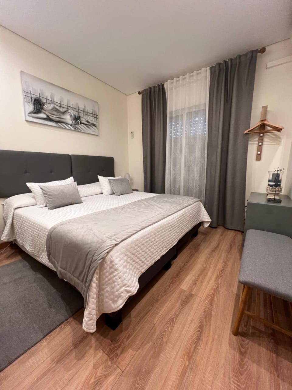 Bed, Photo of the whole room, Bedroom, air conditioner