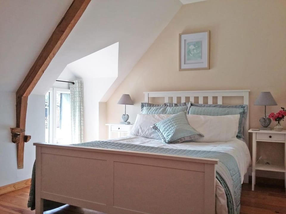 Bed, Bedroom, Inner courtyard view