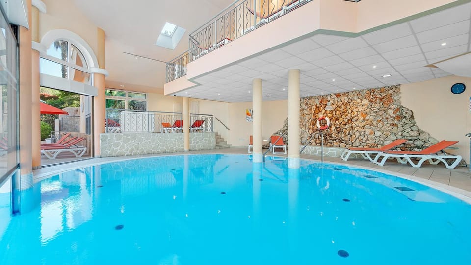 Pool view, Swimming pool, sunbed