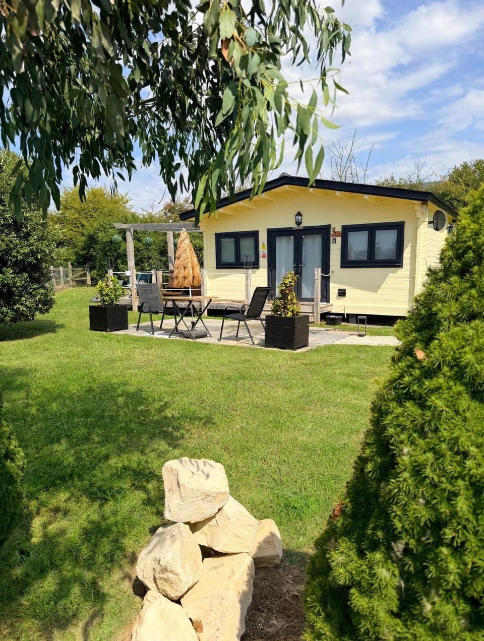 Property building, Patio, Natural landscape, Garden, Garden view