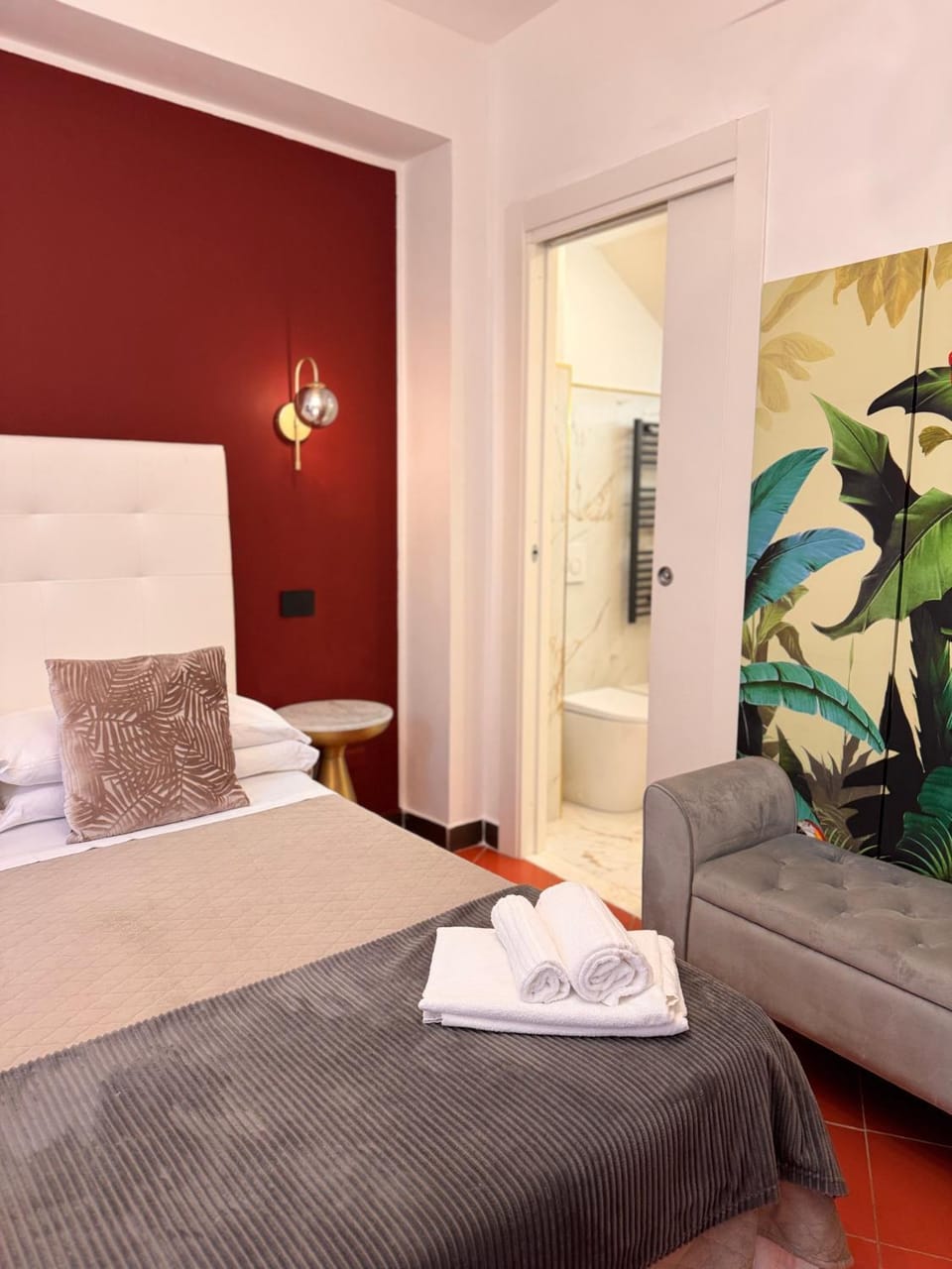 Photo of the whole room, Bedroom