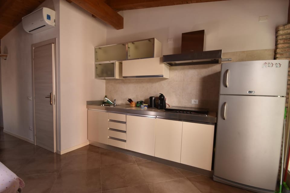 Kitchen or kitchenette, air conditioner