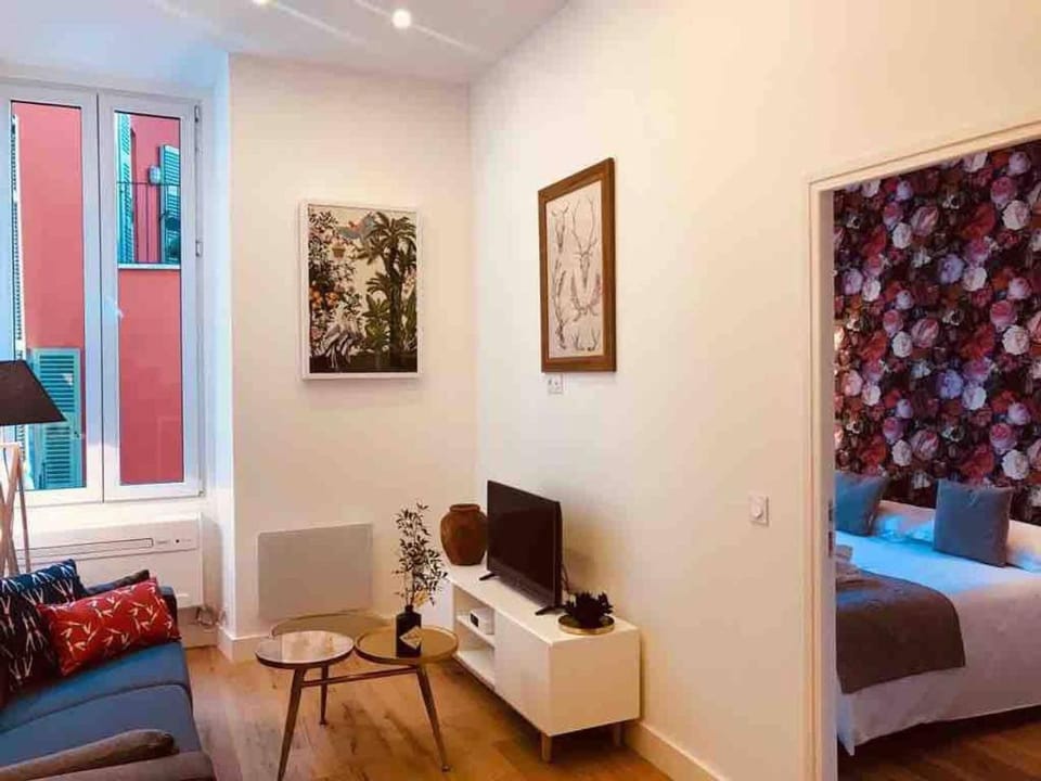 Bed, TV and multimedia, Living room, Seating area, Bedroom