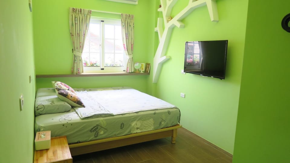 Day, On site, bunk bed, Quiet street view