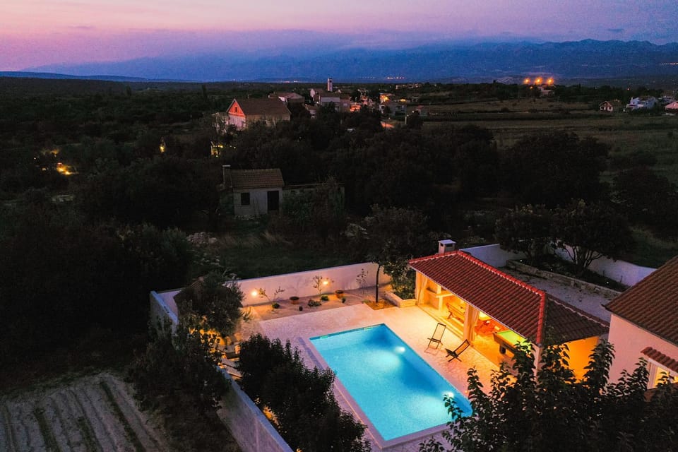 Bird's eye view, Pool view