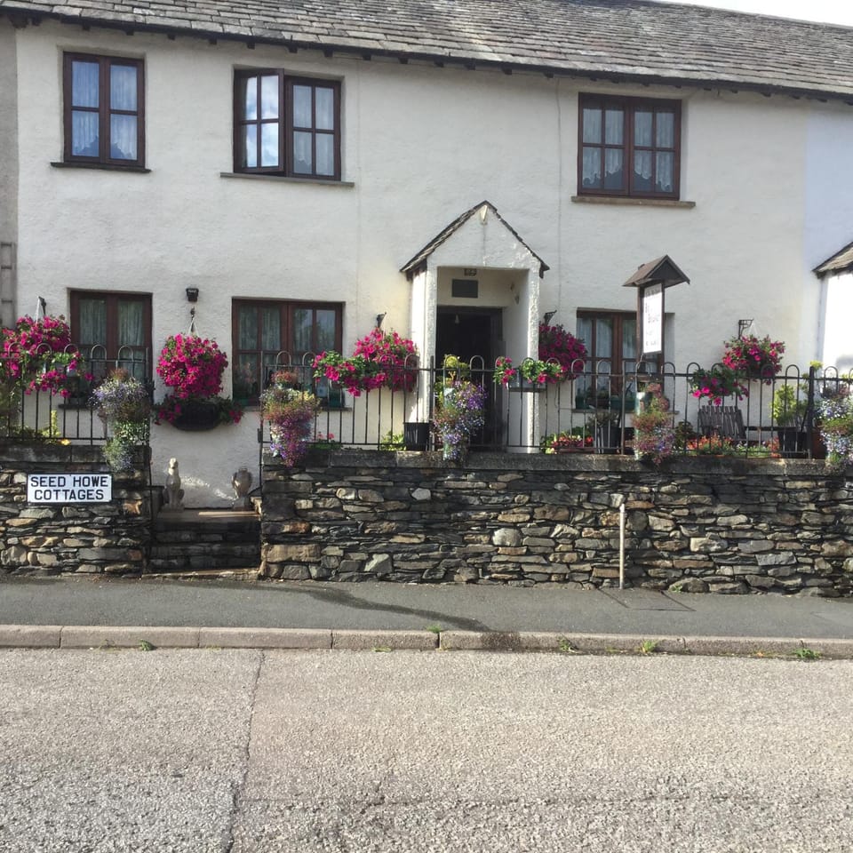 Li’le Hullets, 3 Seed Howe Cottages Bed and Breakfast in England