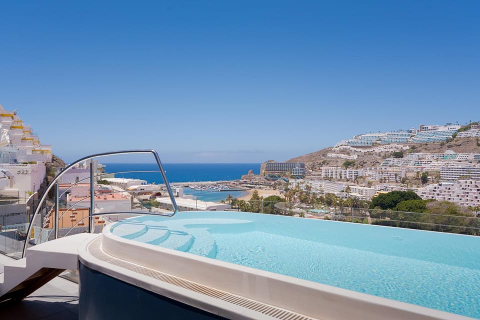 Balcony/Terrace, Sea view, Swimming pool