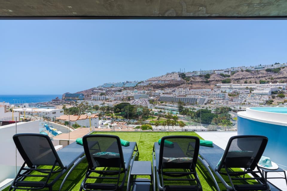 Swimming pool, sunbed