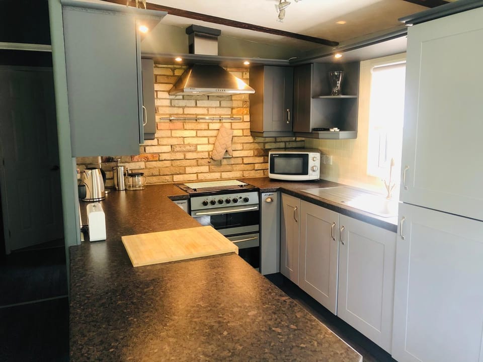 Coffee/tea facilities, Kitchen or kitchenette, Seating area, Dining area