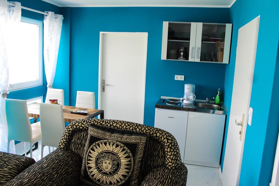 Kitchen or kitchenette, Seating area