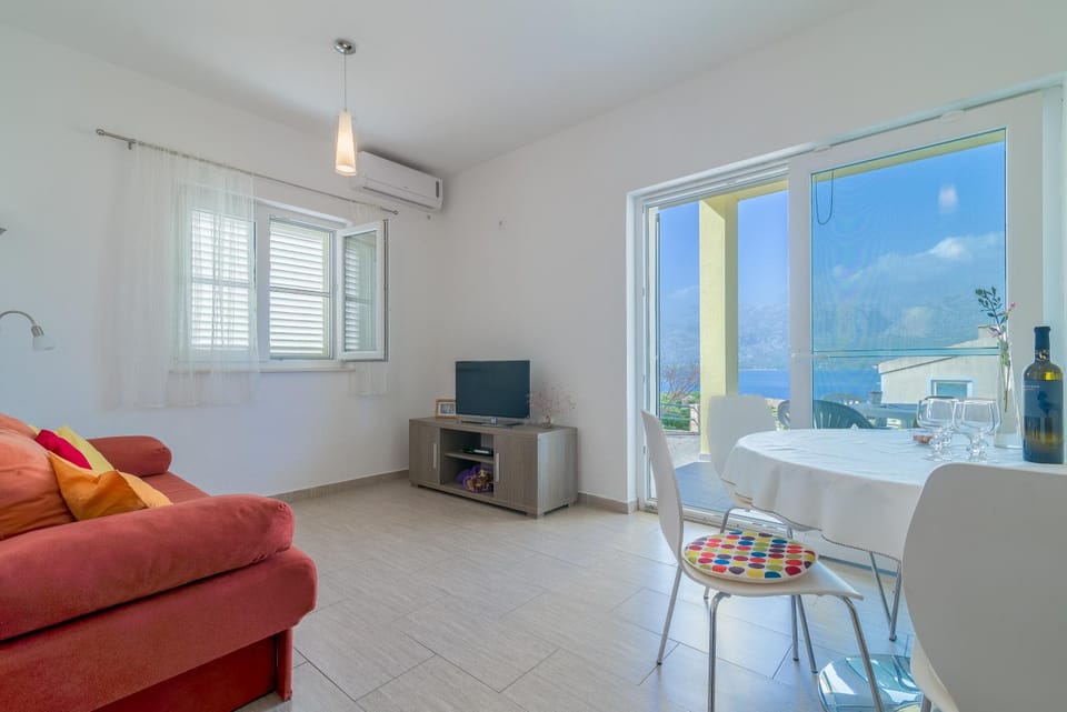 Living room, Seating area, Mountain view