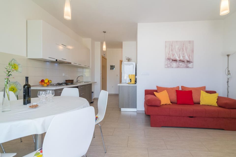 Kitchen or kitchenette, Living room, Seating area, Dining area