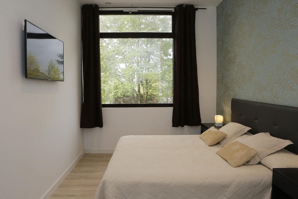 TV and multimedia, Photo of the whole room, Decorative detail, Bedroom