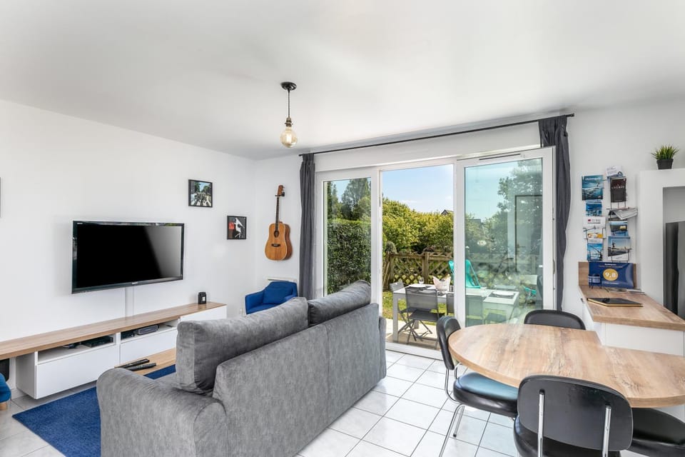 Communal lounge/ TV room, TV and multimedia, Living room, Lounge or bar, Seating area, Dining area