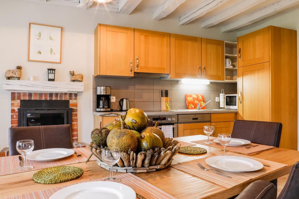 Kitchen or kitchenette, Dining area, Pets