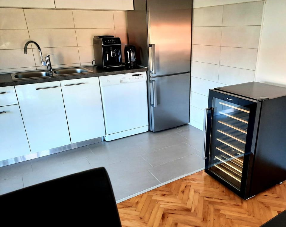 Coffee/tea facilities, Kitchen or kitchenette, Dining area