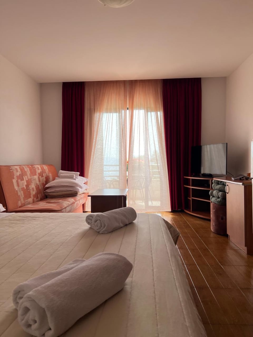 Bed, TV and multimedia, Photo of the whole room, Bedroom