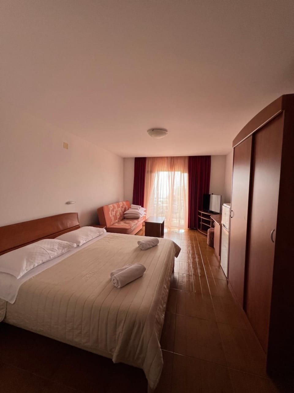 Bed, TV and multimedia, Photo of the whole room, Bedroom, wardrobe