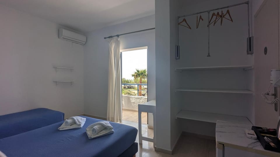 Bed, Photo of the whole room, air conditioner