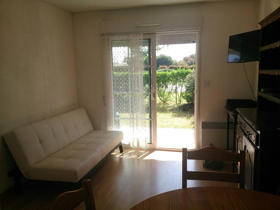 Charmant appartement avec jardin privé et accès piscine - FR-1-494-3 Apartment in Vaux-sur-Mer