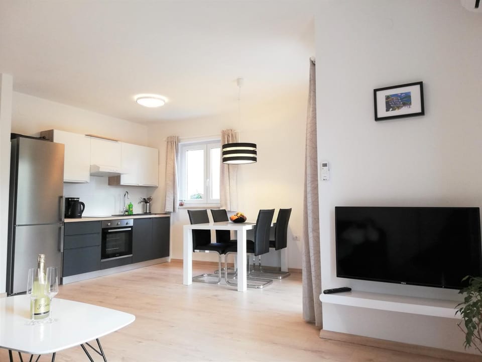 Kitchen or kitchenette, Dining area