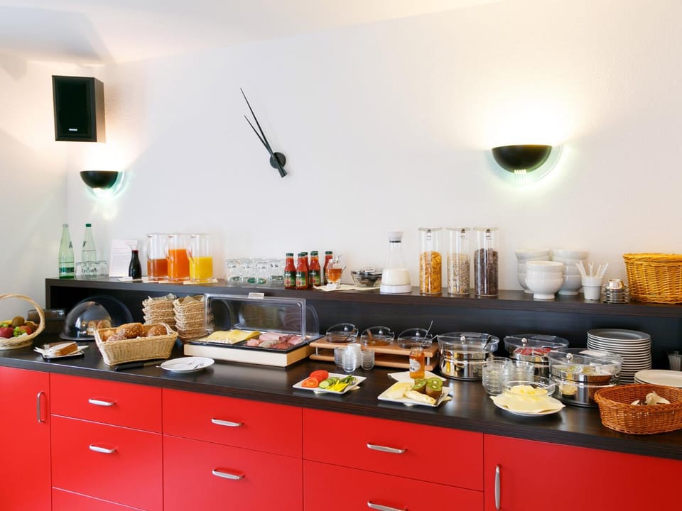 Restaurant/places to eat, Buffet breakfast