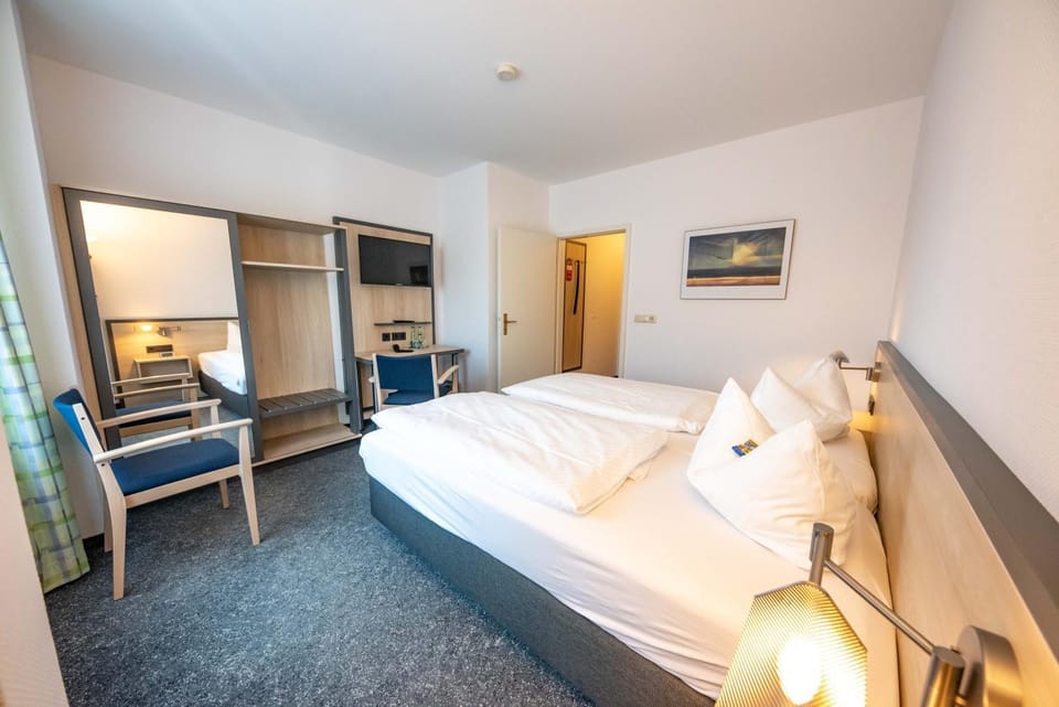 Bed, TV and multimedia, Photo of the whole room