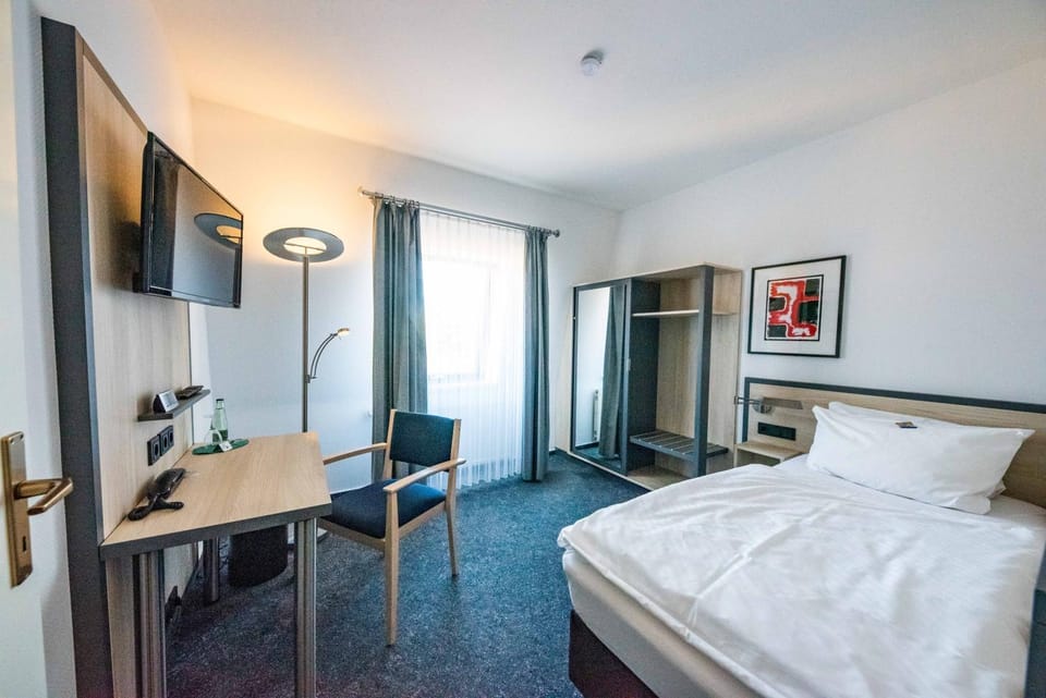 Bed, TV and multimedia, Photo of the whole room, wardrobe