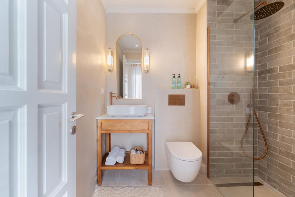 Shower, Toilet