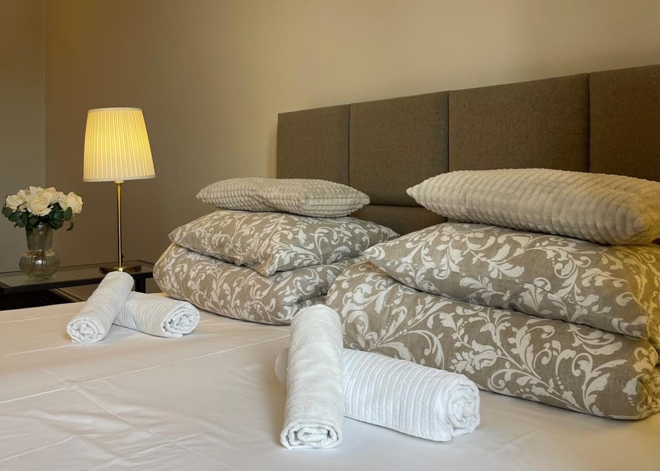 Bed, Photo of the whole room, Bedroom, towels
