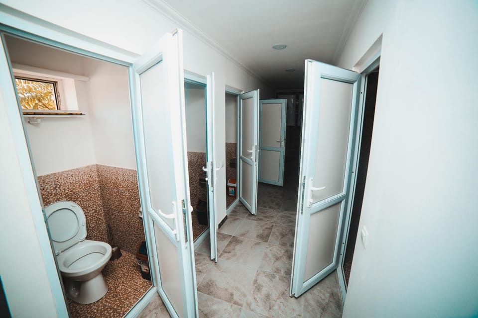 Shower, Toilet