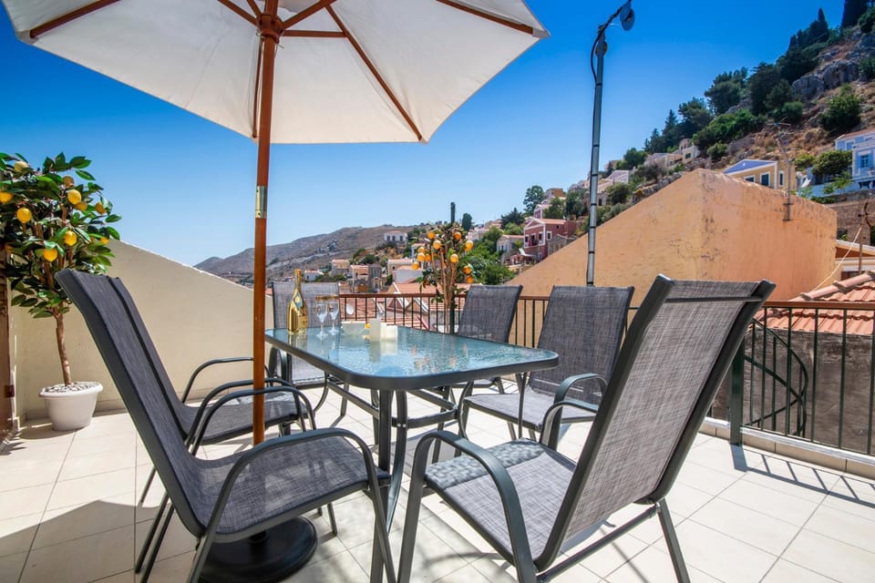 Patio, Balcony/Terrace, City view, Landmark view, Mountain view, Sea view, Street view, Alcoholic drinks, Family