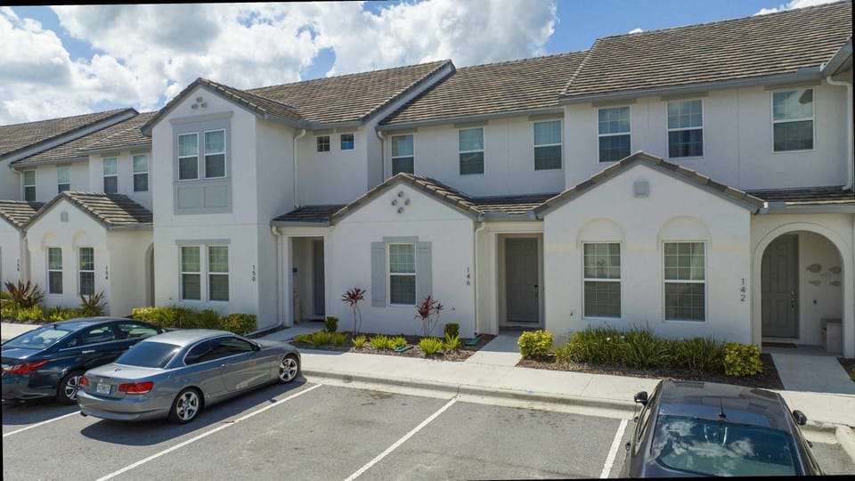 Property building, Day, Neighbourhood, Street view, Location, Parking