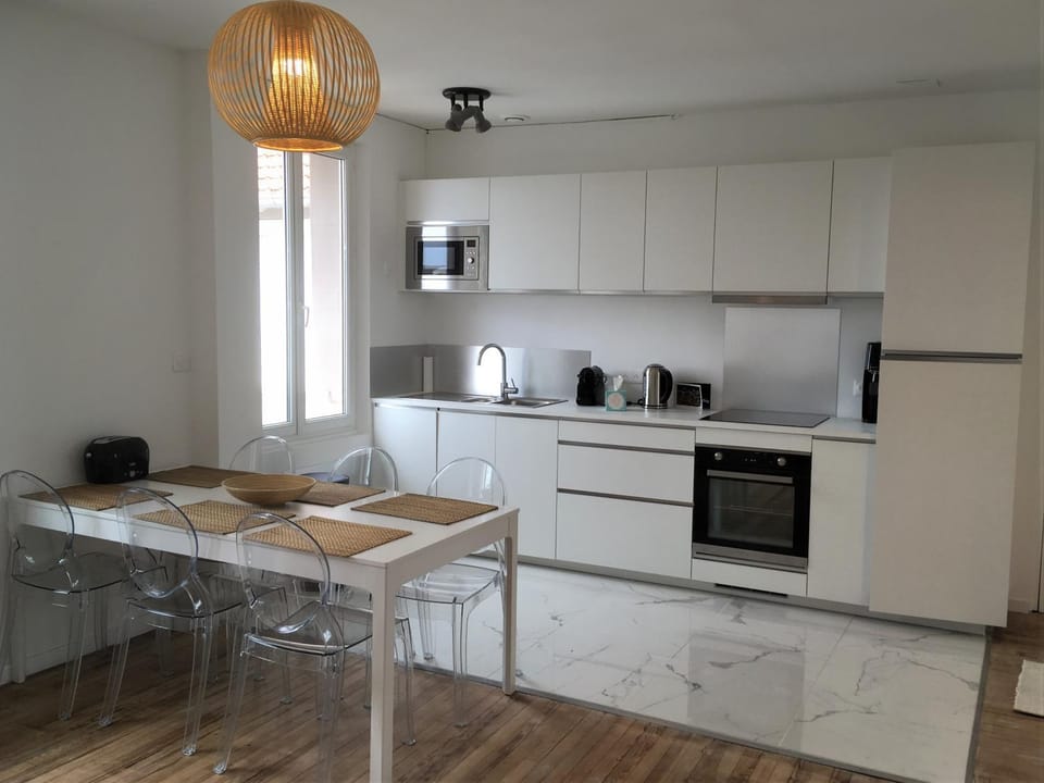 Coffee/tea facilities, Kitchen or kitchenette, Dining area, dishwasher, oven, stove, toaster
