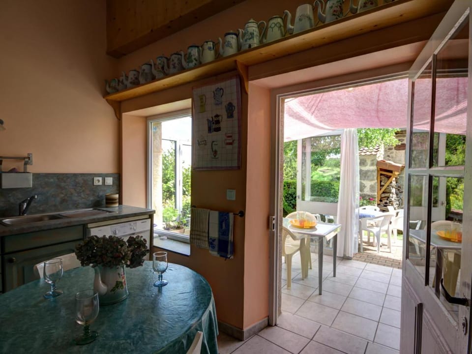 Gîte Bellevue à Marols pour 6 personnes avec charmante cour fermée - FR-1-496-2 House in Auvergne-Rhône-Alpes