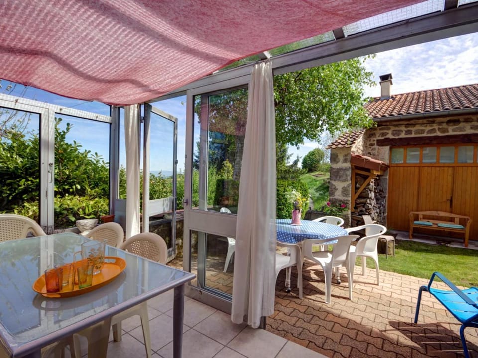 Gîte Bellevue à Marols pour 6 personnes avec charmante cour fermée - FR-1-496-2 House in Auvergne-Rhône-Alpes
