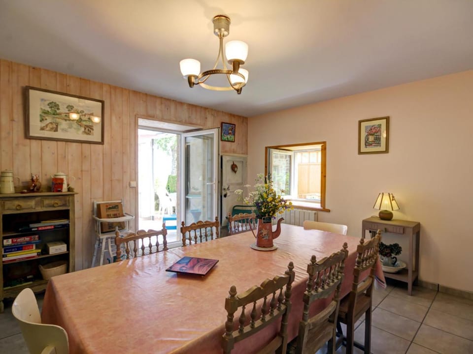 Gîte Bellevue à Marols pour 6 personnes avec charmante cour fermée - FR-1-496-2 House in Auvergne-Rhône-Alpes