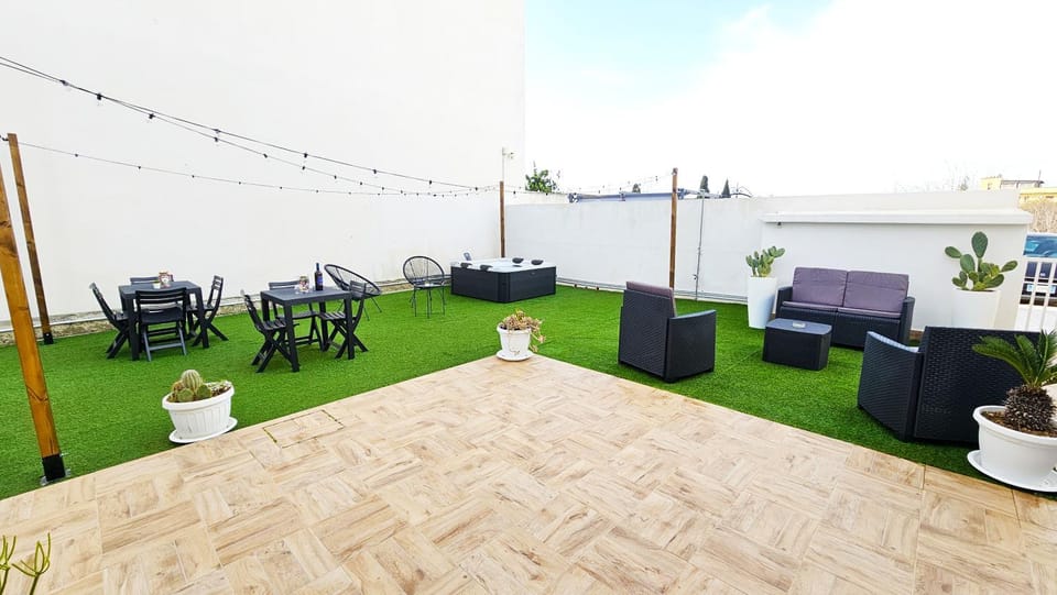 Garden, Hot Tub
