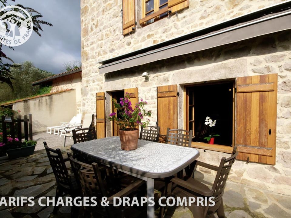 Gîte en pierre à Périgneux, 6 pers, animaux admis - FR-1-496-5 House in Auvergne-Rhône-Alpes