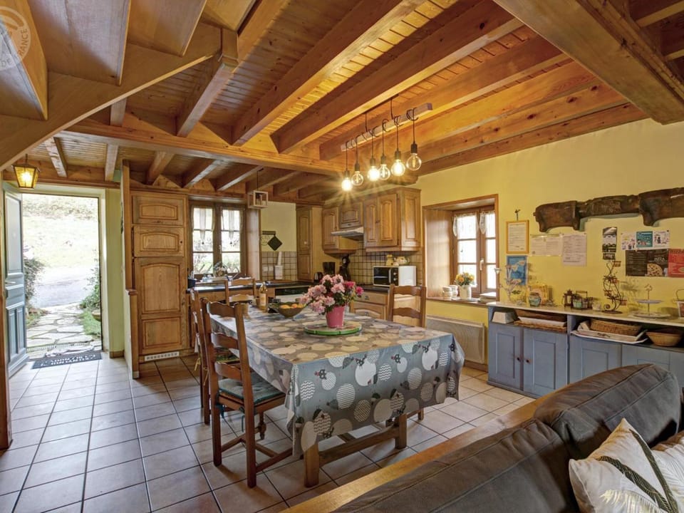 Gîte en pierre à Périgneux, 6 pers, animaux admis - FR-1-496-5 House in Auvergne-Rhône-Alpes