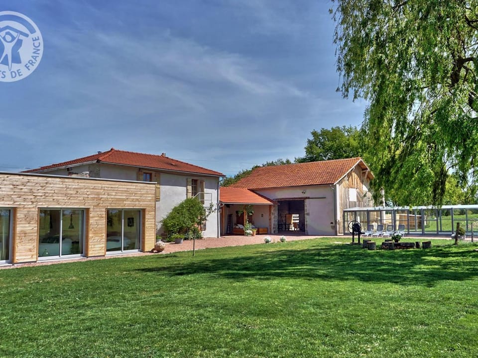 Gîte cocon avec spa et sauna à Saint-Germain-Lespinasse - FR-1-496-6 House in Auvergne-Rhône-Alpes