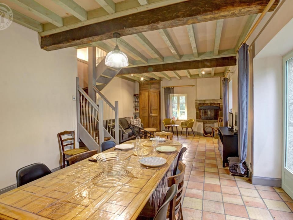 Gîte indépendant 8p, cheminée, animaux acceptés, nature paisible - FR-1-496-10 House in Auvergne-Rhône-Alpes