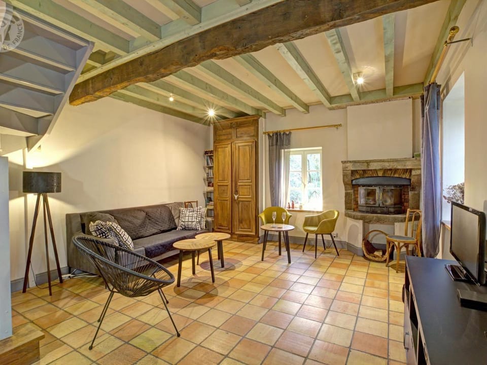 Gîte indépendant 8p, cheminée, animaux acceptés, nature paisible - FR-1-496-10 House in Auvergne-Rhône-Alpes