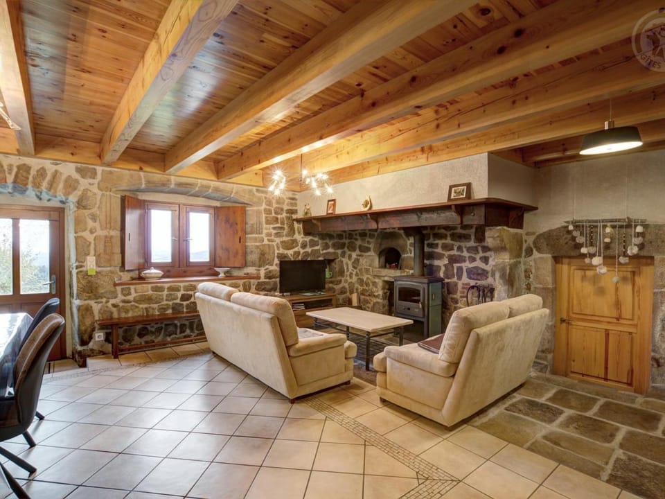 Gîte de Charme 6 Pers avec Jardin Clos à Montarcher - FR-1-496-11 House in Auvergne-Rhône-Alpes